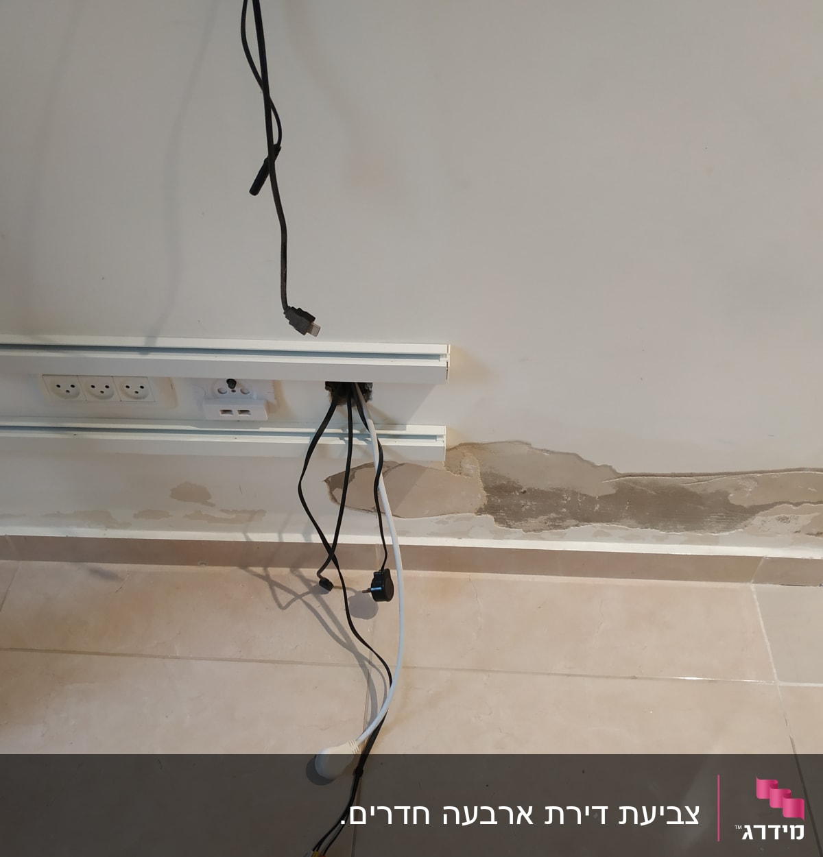 קיר עם קילופי צבע ותשתית חשמל חשופה